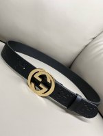 特 Gucci Biondie 系列 4.0进口牛皮热压技术 这款腰带以黑色皮革匠心打造 缀饰几何造型扣互扣双G款
