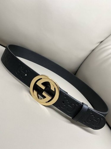 特 Gucci Biondie 系列 4.0进口牛皮热压技术 这款腰带以黑色皮革匠心打造 缀饰几何造型扣互扣双G款