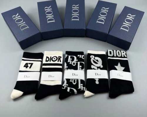 特 Dior 迪奥D家新品女款中筒袜子 一盒五双 纯棉材质，上脚柔软舒适，满满的老花经典Logo，炒鸡Nice大牌出街，潮人必备超好搭