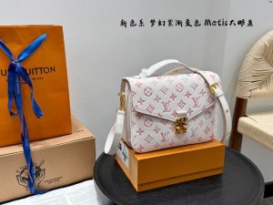 礼盒包装 Lv七夕限定Metis 大邮差包 新色系压花 梦幻紫渐变色 超级大热门的一款哦！ 小巧精致的外观可真是一见钟情 真的是百搭款 双肩带可替换 适合日常通