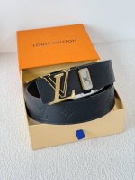 品名： Lv..路易..威登腰带皮带原单 型号：挂扣，经典纯钢材质挂扣，头层牛皮，图片实物拍摄 材料：头层牛皮，挂扣系列，纯钢材质扣头，钯镀电镀工艺永不掉色。经