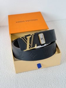 品名： Lv..路易..威登腰带皮带原单 型号：挂扣，经典纯钢材质挂扣，头层牛皮，图片实物拍摄 材料：头层牛皮，挂扣系列，纯钢材质扣头，钯镀电镀工艺永不掉色。经