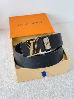 品名： Lv..路易..威登腰带皮带原单 型号：挂扣，经典纯钢材质挂扣，头层牛皮，图片实物拍摄 材料：头层牛皮，挂扣系列，纯钢材质扣头，钯镀电镀工艺永不掉色。经