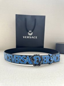 宽度3.8Cm Versace 此款印花底黑色腰带采用小牛皮制成，金色搭扣饰有品牌标志性的美杜莎头像！