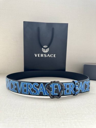 宽度3.8Cm Versace 此款印花底黑色腰带采用小牛皮制成，金色搭扣饰有品牌标志性的美杜莎头像！