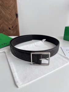 Bv 2026最新款男士编织腰带 纯手工Intreccio大格子编织 意大利原厂荔枝纹小牛皮 搭配微复古银色针扣 侧面带标识 宽度35Mm 颜色: 方糖咖 DD