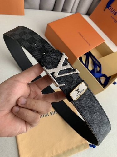 品名： Lv..路易..威登原单 型号：挂扣，精雕花纹钢扣，图片实物拍摄 材料：头层牛皮，挂扣系列，纯钢质扣头，钯镀电镀工艺永不掉色。带身可双面使用，黑格皮底，