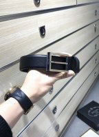 p200配送专柜包装 打孔针 特批 宽35Mm，支持Nfc 原单双面进口头层牛皮带身，搭配原版经典磨胶针扣，手感.油边近乎完美，原产皮料牛皮定制，质感无可挑剔，