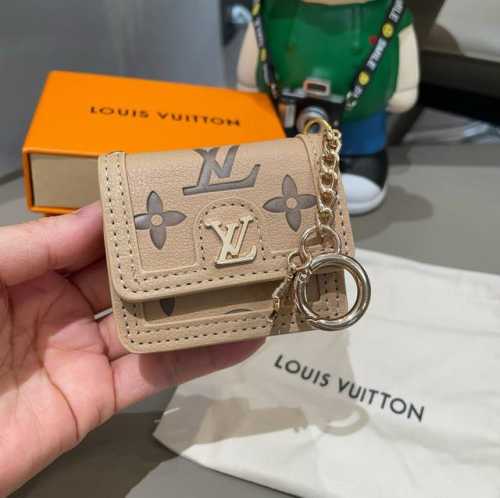 Lv通用蓝牙耳机包，Lv压花钥匙扣耳机包，挂饰包饰！配长链条斜挎，挂包包 方便携带！