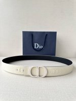 宽度3.5Cm Dior 这款腰带扣采用珍珠米白色哑光涂漆饰面不锈钢精心制作，展示Cd Icon 标志。可与各式35毫米腰带搭配，提升格调，打造优雅精致的造型。