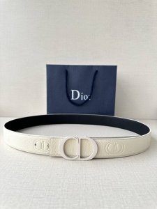 宽度3.5Cm Dior 这款腰带扣采用珍珠米白色哑光涂漆饰面不锈钢精心制作，展示Cd Icon 标志。可与各式35毫米腰带搭配，提升格调，打造优雅精致的造型。