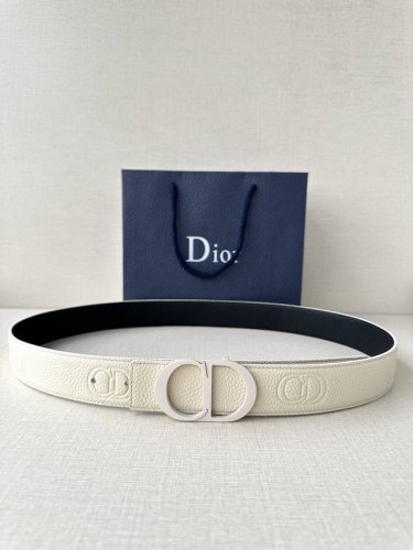 宽度3.5Cm Dior 这款腰带扣采用珍珠米白色哑光涂漆饰面不锈钢精心制作，展示Cd Icon 标志。可与各式35毫米腰带搭配，提升格调，打造优雅精致的造型。
