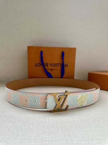 4.0宽 本款 Lv Initials 双面腰带凝聚 Pharrell Williams 对典藏设计的灵感探索，通过焕新 Damier 图案和 Marque L