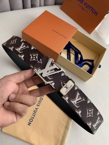 品名： Lv..路易..威登原单 型号： 挂扣，图片实物拍摄 材料：头层牛皮，挂扣系列，纯钢质扣头，钯镀电镀工艺永不掉色。带身可双面使用，新款咖