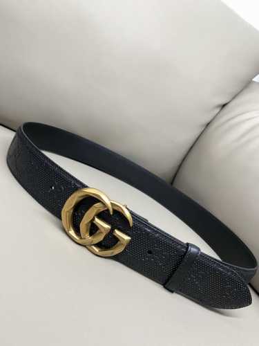 Gucci 古琦 4.0寬Marmont系列印花压纹皮革腰带 Guccio Gucci字母交织图案巧妙融入纹理和材质变化，以印花压纹形式点缀在这款腰带的黑色皮革