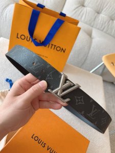 Lv Dimension 4.0Cm 双面腰带 将创意传承与华美街头风范共冶一炉，彰显创意总监 pharrell Williams 的时尚远见。Monogram