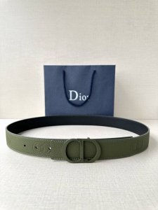 宽度3.5Cm Dior 这款腰带扣采用海军绿色哑光涂漆饰面不锈钢精心制作，展示Cd Icon 标志。可与各式35毫米腰带搭配，提升格调，打造优雅精致的造型。