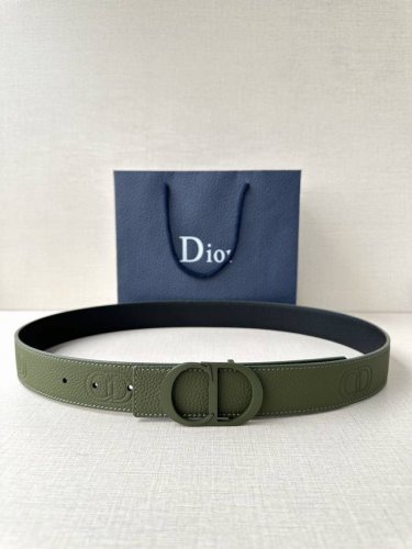 宽度3.5Cm Dior 这款腰带扣采用海军绿色哑光涂漆饰面不锈钢精心制作，展示Cd Icon 标志。可与各式35毫米腰带搭配，提升格调，打造优雅精致的造型。