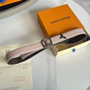 特 寬：30Mm 驢家秋季最新品 特別限定女士腰帶 寬度3Cm 雙面可用 最新定制面料，進口小牛皮底，搭配精緻小四方掛扣和三葉草包頭五金。
