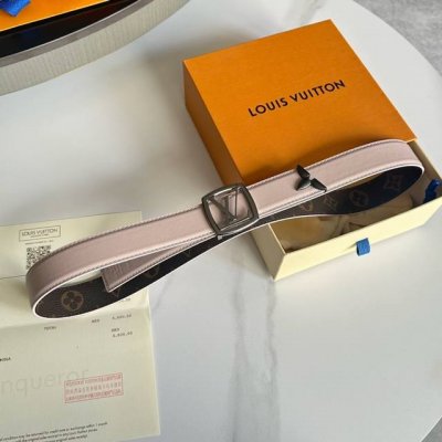 特 寬：30Mm 驢家秋季最新品 特別限定女士腰帶 寬度3Cm 雙面可用 最新定制面料，進口小牛皮底，搭配精緻小四方掛扣和三葉草包頭五金。