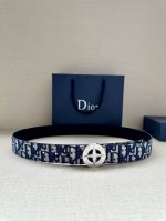 宽度3.5Cm 这款不锈钢金属腰带扣来自 Dior And Stone Island 限定系列，突显联名系列标志，Stone Island 的经典星星与 Dio