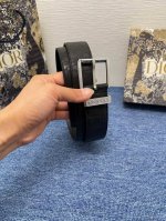 这款 35 毫米双面腰带结合典雅气质与摩登风范。2024冬季新款 550 一面采用黑色 Dior Gravity 印花效果皮革，以牛皮革融合压花工艺，演绎经典的