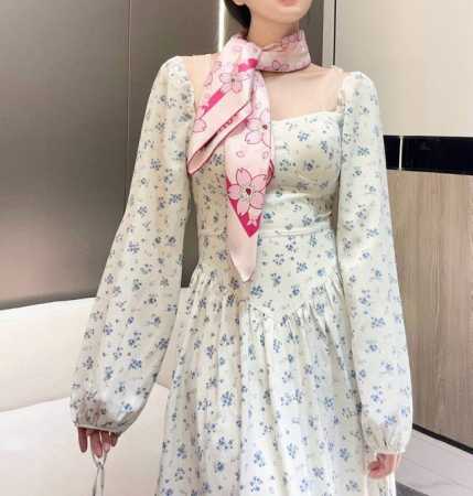 Lv X Tm Monogram Cherry Blossom 18Mm顶级真丝双面同色丝巾 本款桑蚕丝方巾以潮流笔触演绎路易威登 X村上隆复刻系列的欢快气息， - 点击图像关闭