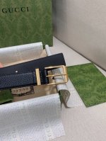 各式基础款配饰惊艳亮相Gucci 2024早秋系列，缔就实用性与时尚感兼济的百搭单品。这款腰带选用黑色皮革匠心打造，巧妙融入长方形银色调腰带扣和Gucci刻花腰