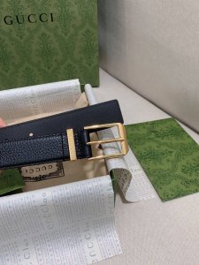 各式基础款配饰惊艳亮相Gucci 2024早秋系列，缔就实用性与时尚感兼济的百搭单品。这款腰带选用黑色皮革匠心打造，巧妙融入长方形银色调腰带扣和Gucci刻花腰