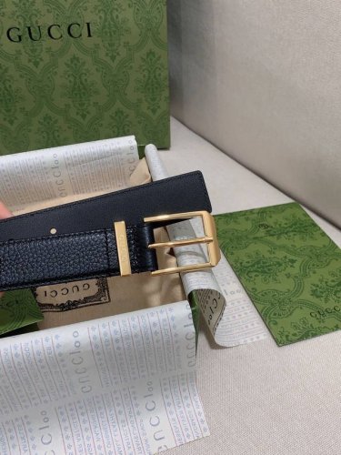 各式基础款配饰惊艳亮相Gucci 2024早秋系列，缔就实用性与时尚感兼济的百搭单品。这款腰带选用黑色皮革匠心打造，巧妙融入长方形银色调腰带扣和Gucci刻花腰