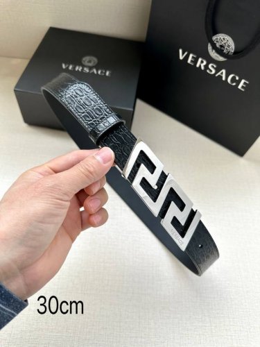 特P190 Versace宽度3.0Cm 此款腰带由优质纹理牛皮制成，饰有La Greca彰显个性设计。该铆钉腰带饰有La Greca五金搭扣配件，打造Vers