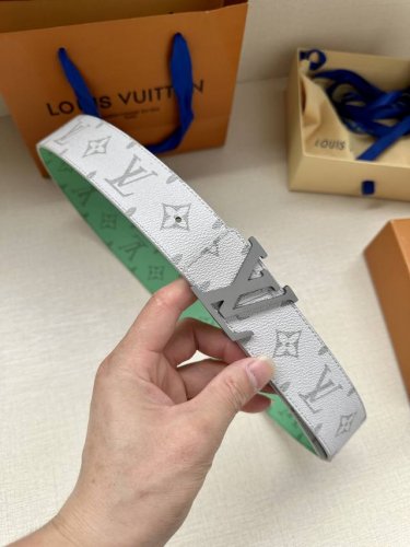 特p. 4.0宽louis Vuittonlv路易威登绿色徽标印花双面腰带双面腰带令 一展艺术气息。Lv Pyramide 抛光金属搭扣再添品牌底蕴。