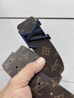 特 Lv Dimension 双面腰带将创意传承与华美街头风范共冶一炉，彰显创意总监 Pharrell Williams 的时尚远见。Monogram 帆布铺陈