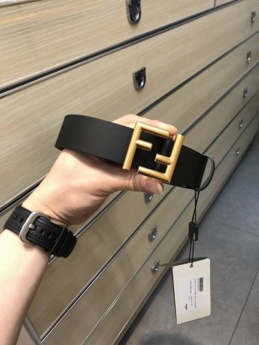 配送专柜包装 打孔针 特批 P200宽35 Mm，原单进口双面头层牛皮，搭配原单钌钯电镀F扣，支持Nfc 手感.油边近乎完美，原产皮料定制，质感无可挑剔，出众的