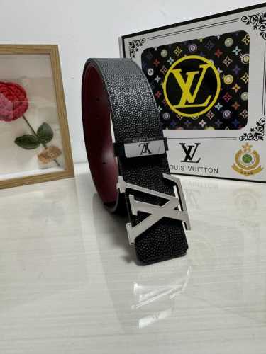 品名：Lv..路易..威登 材质：原单牛皮腰带 百分百头层牛皮腰带保证真皮，24K纯钢扣，专柜原单品质、做工精细，时尚大牌，送人自用首选 包装： 请认准如图专柜