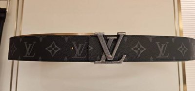 特 寬：40mm 驢家新品 寬度40mm 驢家SS早春新品腰帶系列 意大利原廠皮料 扣頭採用雙拼視覺效果工藝 全方位精打細磨 精密度厚金電鍍 雙面用