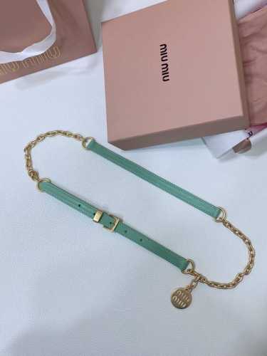缪缪今年新元素金属腰带，颜色上非常百搭，小牛皮 搭配金属链条 Miu吊坠 低调中带有高级感，真的看不腻，这个腰带真的太适合慵懒随性的文艺女孩了 宽度1.5Cm