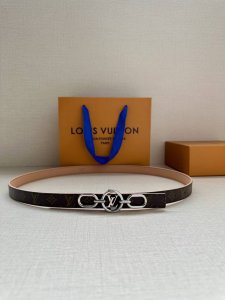 2.0宽 本款 Lv Iconic 双面腰带新款 搭配标志性 Iconic 搭扣，无论展现 Monogram Reverse 帆布或素雅牛皮革，均可为挚爱造型注