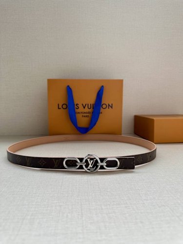 2.0宽 本款 Lv Iconic 双面腰带新款 搭配标志性 Iconic 搭扣，无论展现 Monogram Reverse 帆布或素雅牛皮革，均可为挚爱造型注