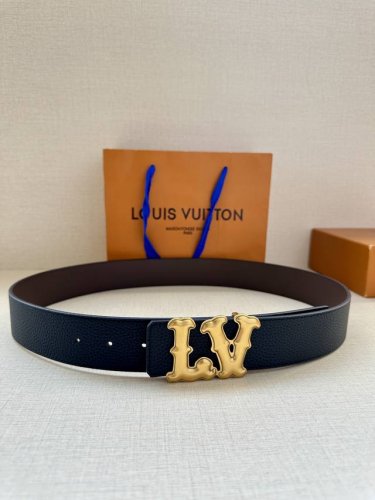 4.0宽 Lv Ranch 双面腰带再现 2024 春夏男装秀场的凌厉风范，为细腻牛皮革点缀崭新搭扣。西部风格 Lv 字母呈现做旧金属效果 牛皮革 做旧金属件