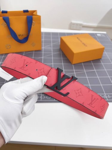 特 寬：40Mm 驢家新品 雙面均可使用 一面為柔軟的十字紋小牛皮 另一面配以色彩繽紛的帆布製作 全新字母搭扣設計與腰帶搭配相呼應 成為獨特的亮眼之作！