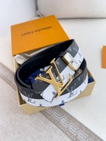 品名： Lv..路易..威登腰带皮带原单P200 型号：挂扣，经典纯钢材质挂扣，头层牛皮，图片实物拍摄 材料：头层牛皮，挂扣系列，纯钢材质扣头，钯镀电镀工艺永不