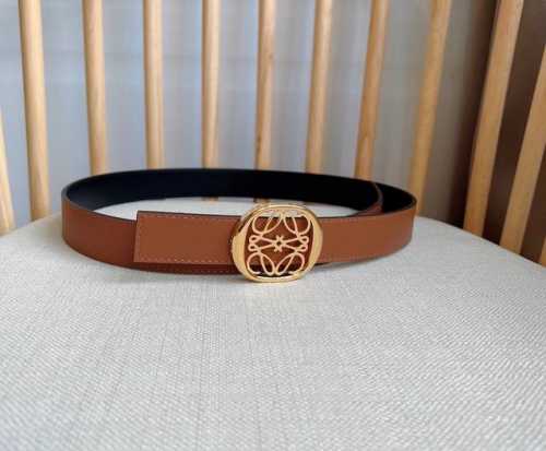 loewe 罗意威 专柜最新同款腰带 宽：2.8Cm 选用光滑牛皮革双面腰带 饰有抛光椭圆形针扣 刻有Loewe徽标 卓越的工艺 个性的造型 精美的材质
