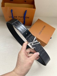 特 本款腰带4.0宽:Lv Pyramide 腰带焕新加入路易威登稀有皮革配饰系列。鳄鱼皮革呈现雍容纹理，Lv Pyramide 搭扣闪耀金属光泽。