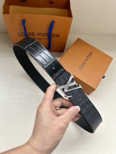 特 本款腰带4.0宽:Lv Pyramide 腰带焕新加入路易威登稀有皮革配饰系列。鳄鱼皮革呈现雍容纹理，Lv Pyramide 搭扣闪耀金属光泽。