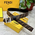 Fendl 芬迪 专柜同款 宽40Mm 标志造型宽皮带。钉扣式带扣。棕色小牛皮制成。印有浮雕手绘黑色与棕色 Ff 图案。镀金表面金属制品，品质保证。
