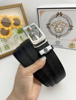 品名：Versace.范思哲 自动带 材质：原单牛皮腰带 百分百头层牛皮腰带保证真皮，24K纯钢扣，专柜原单品质、做工精细，时尚大牌，送人自用首选 包装： 请认