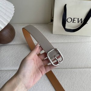 特 Loewe新款柔软粒面牛皮革腰带，圆形搭扣，3.2Cm宽，五孔调节，镌刻Loewe标志。颜色：粘土色 银扣