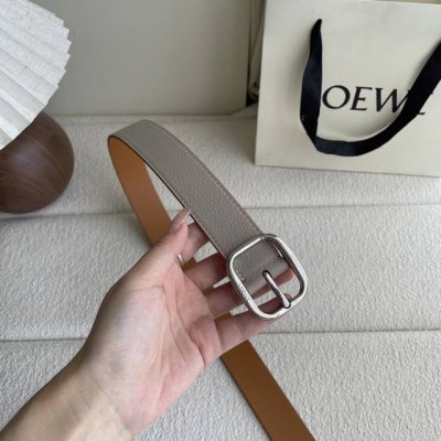 特 Loewe新款柔软粒面牛皮革腰带，圆形搭扣，3.2Cm宽，五孔调节，镌刻Loewe标志。颜色：粘土色 银扣