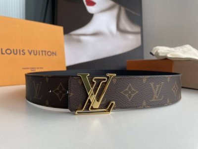 特 Lv Shae40毫米双面腰带本季以焕新面貌问世，绚丽多彩。腰带一面采用Monogram Eclise帆布打造，另一面则由色彩浓郁的小牛皮打造。与优雅的字母